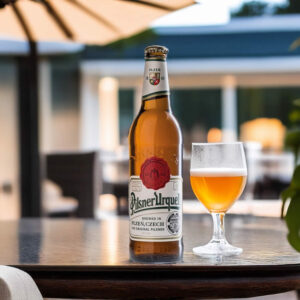 Cerveza Pilsner Urquel con copa