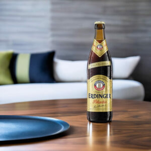 Cerveza Erdinger Pikantus sobre mesa de sala