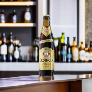 Cerveza Erdinger Pikantus sobre barra de bar