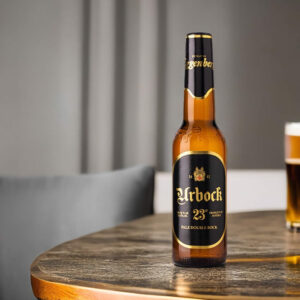 Cerveza Eggenberg Urbock 23 sobre mesa de sala
