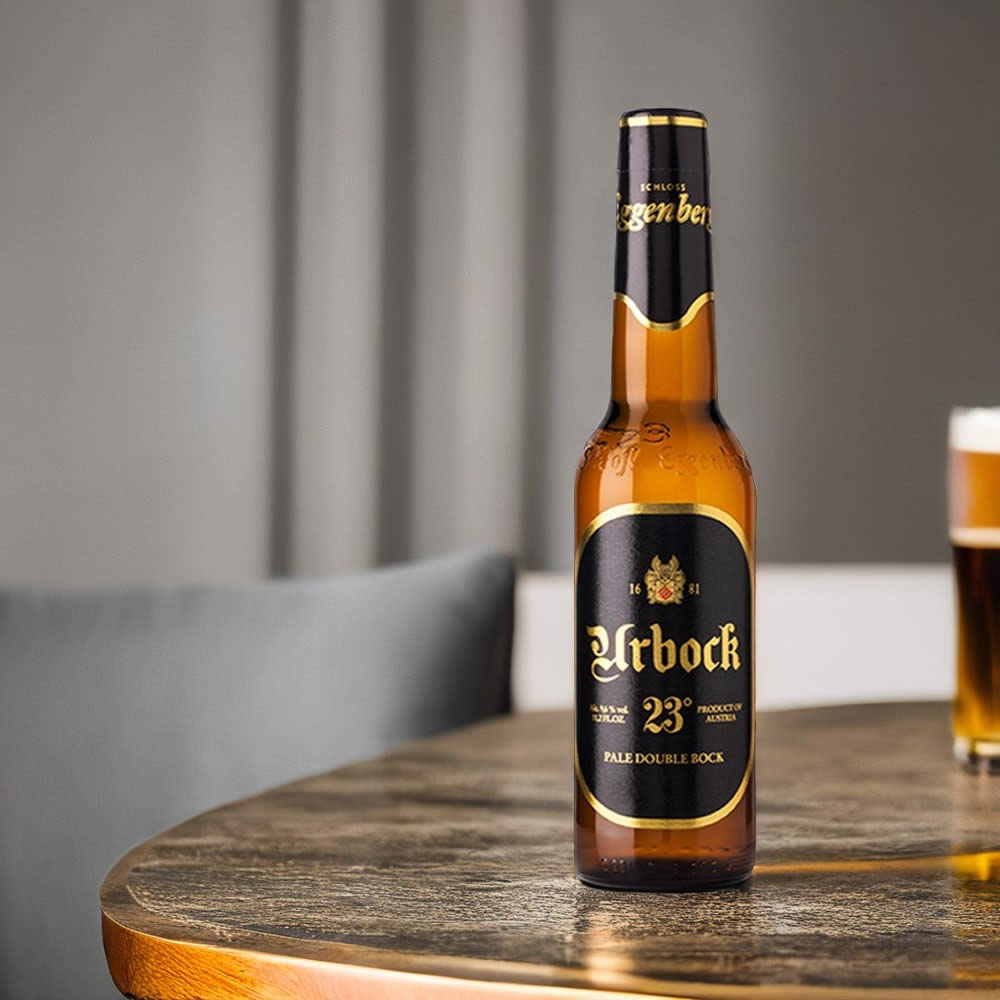 Cerveza Eggenberg Urbock 23 sobre mesa de sala