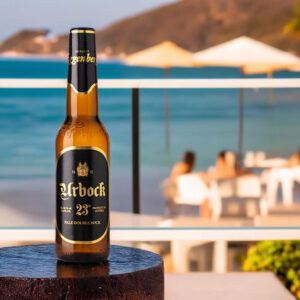 Cerveza Eggenberg Urbock 23 en tronco de playa