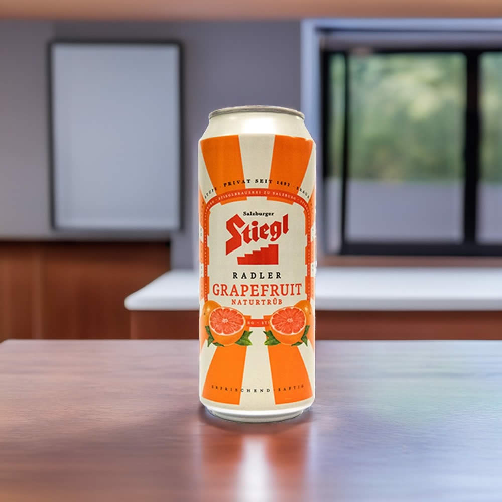 Cerveza Stiegl Radler Lata sobre barra de casa