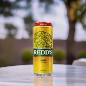 Cerveza Redd´s Mango sobre mesa blanca