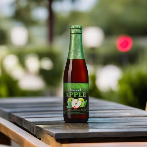 Cerveza Lindemans Apple sobre mesa de madera