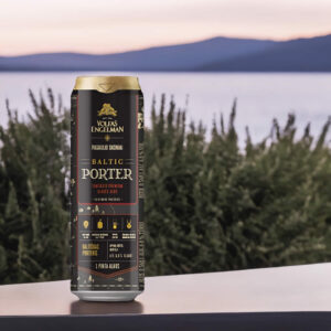 Cerveza Volfas Engelman Baltic Porter Lata en un lago
