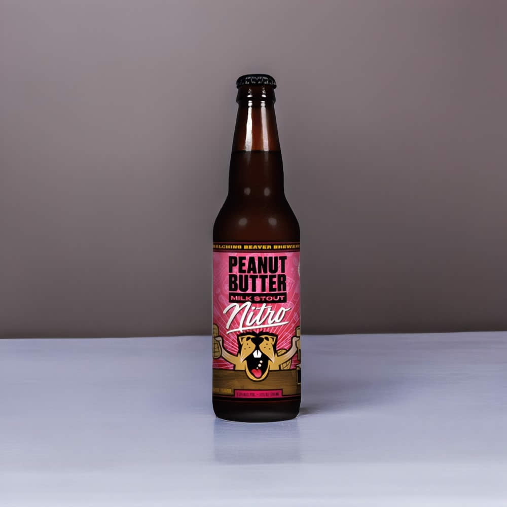 Cerveza Belching Beaver Peanut Butter Milk Stout Nitro en fondo gris