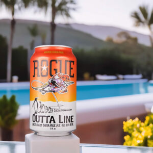 Cerveza Rogue Outta Line en la piscina
