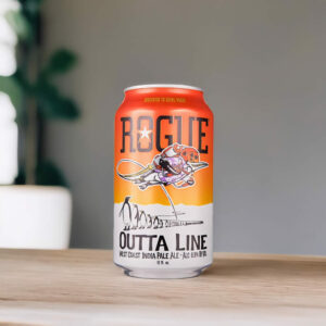 Cerveza Rogue Outta Line en fondo gris