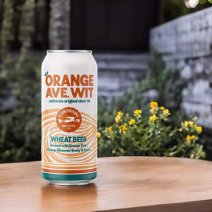 Cerveza Coronado Brewing Orange Ave Wit en mesa de jardín