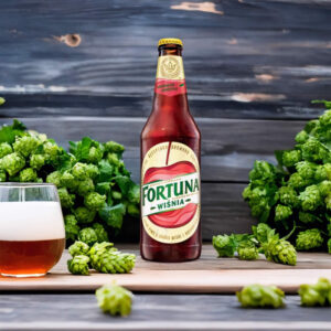 Cerveza Fortuna Wisnia con lúpulos