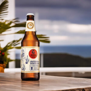 Cerveza Grodziska White IPA sobre mesa de terraza