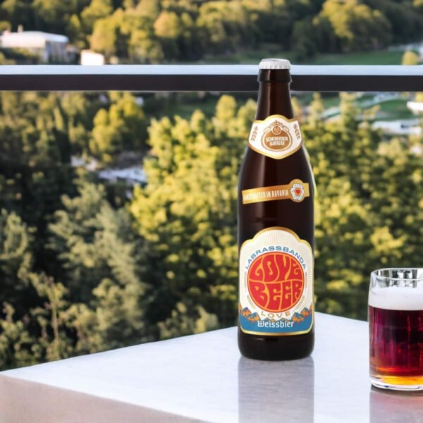 Cerveza Schneider Weisse Love Beer en balcón con vaso