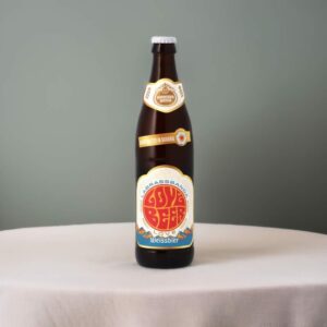 Cerveza Schneider Weisse Love Beer sobre mesa blanca