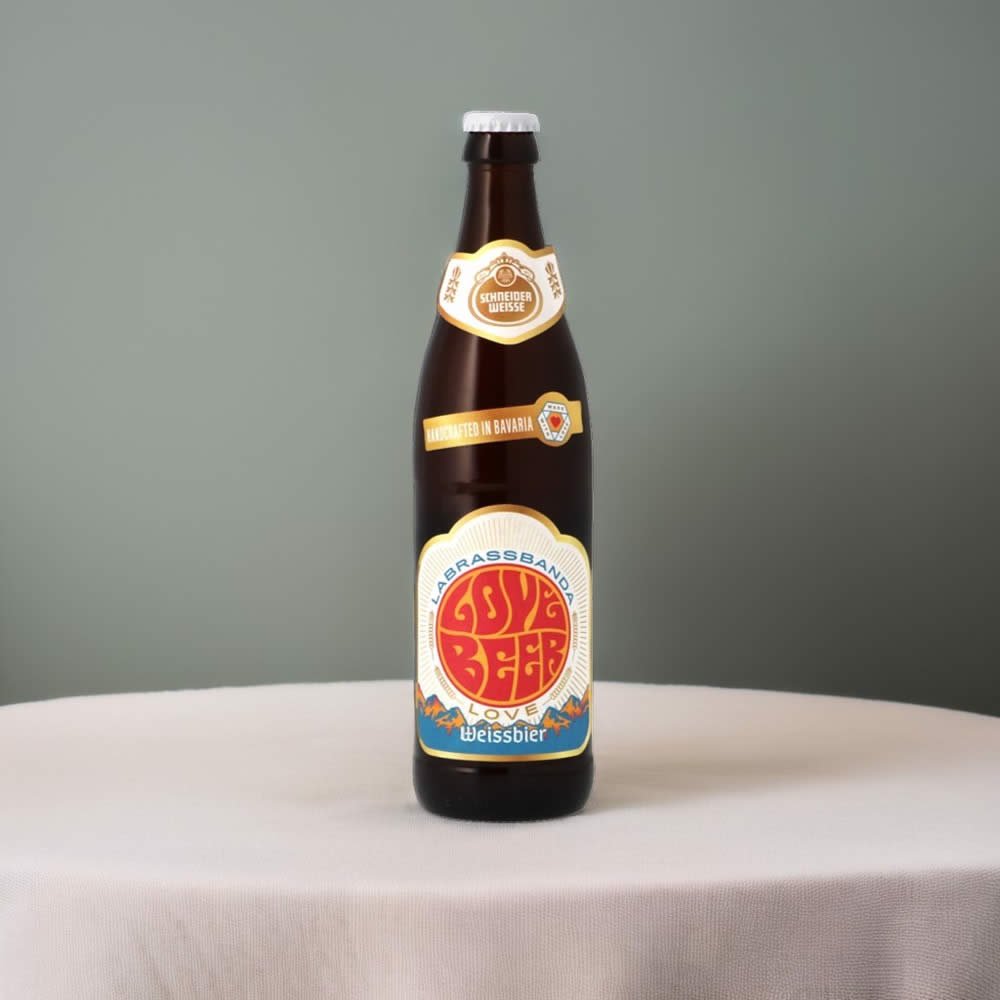 Cerveza Schneider Weisse Love Beer sobre mesa blanca