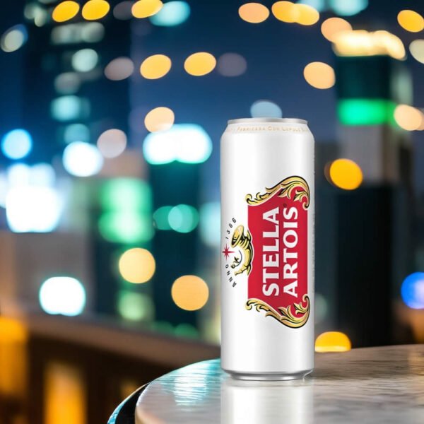 Cerveza Stella Artois con luces de fondo