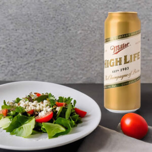 Cerveza Miller High Life con ensalada