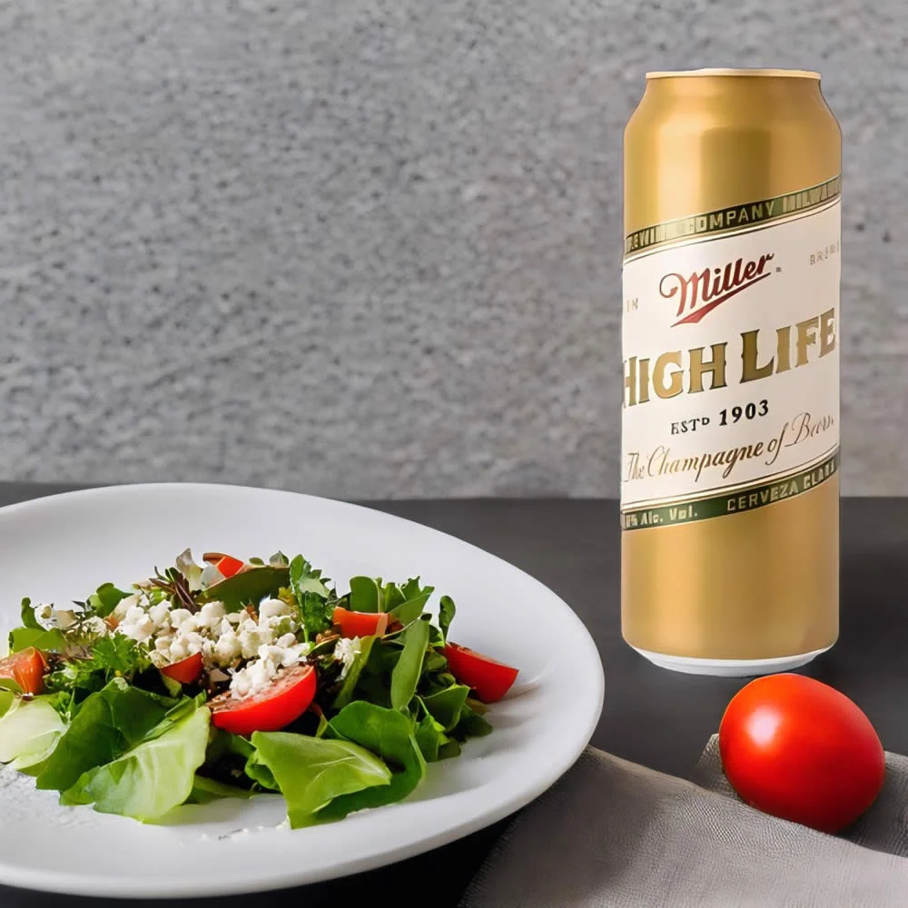 Cerveza Miller High Life con ensalada