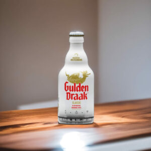 Cerveza Gulden Draak sobre mesa de madera