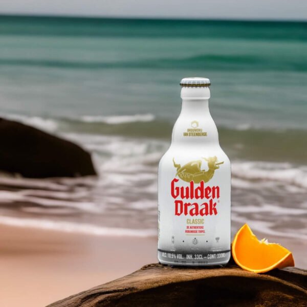 Cerveza Gulden Draak en playa con naranja