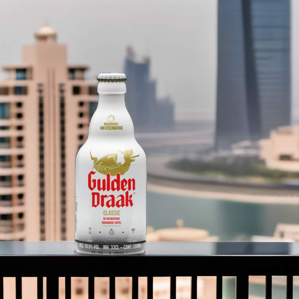 Cerveza Gulden Draak ciudad de fondo