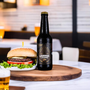 Cerveza Rámuri Lágrimas de Cacahuate con una hamburguesa