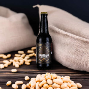 Cerveza Rámuri Lágrimas de Cacahuate rodeada de cacahuates