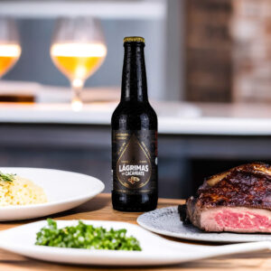 Cerveza Rámuri Lágrimas de Cacahuate con un corte de carne