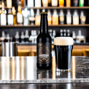 Cerveza Rámuri Lágrimas de Cacahuate en un bar