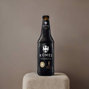 Cerveza Komes Porter Baltycki sobre roca