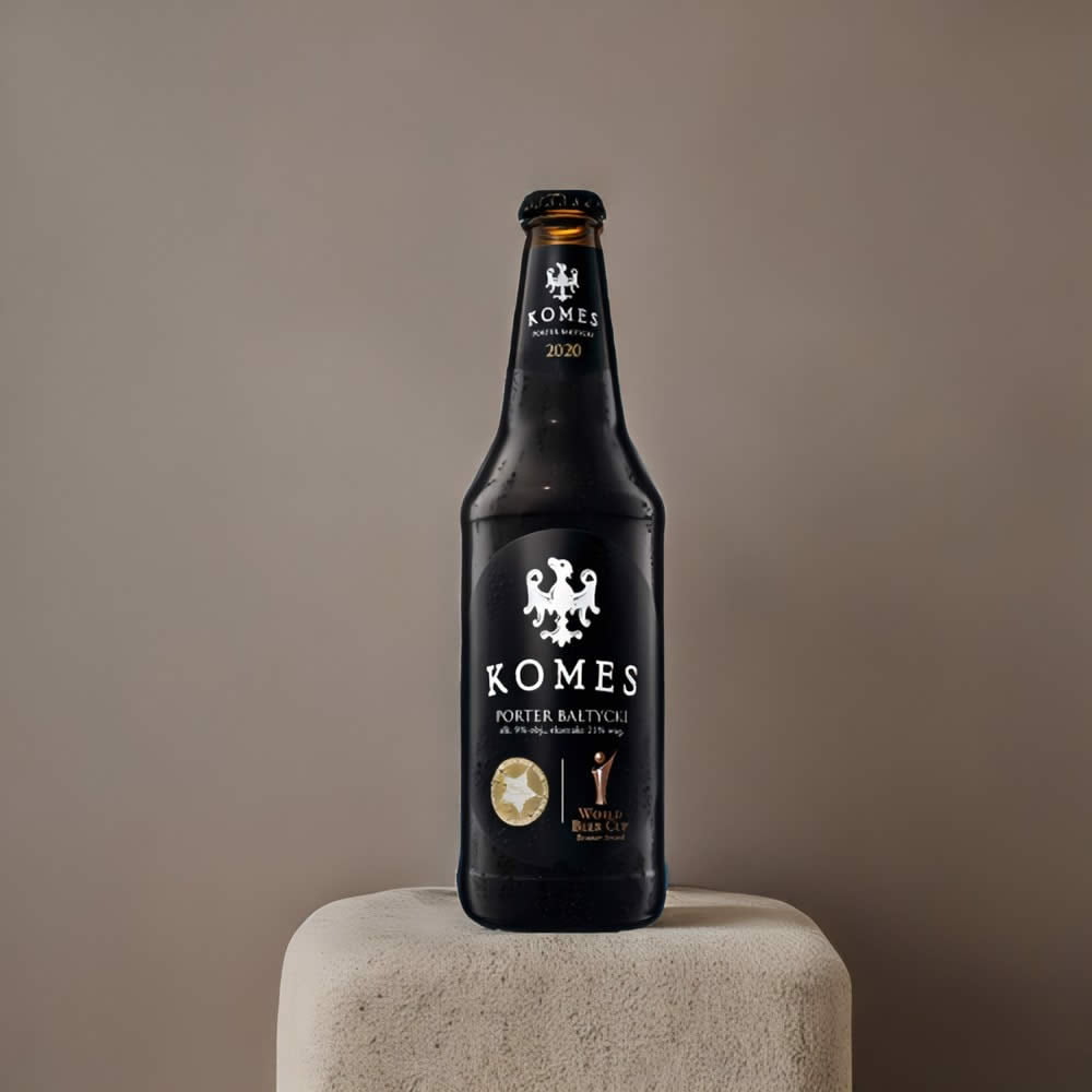 Cerveza Komes Porter Baltycki sobre roca