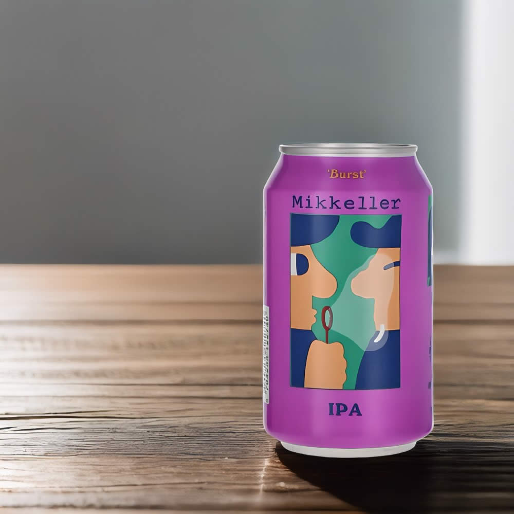 Cerveza Mikkeller Burst sobre mesa de madera