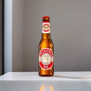 Cerveza Zwierzyniec Pils en mesa blanca